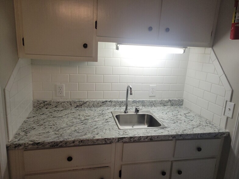 More Photos Of 5734 Windsor Dr, Columbus Office For Lease