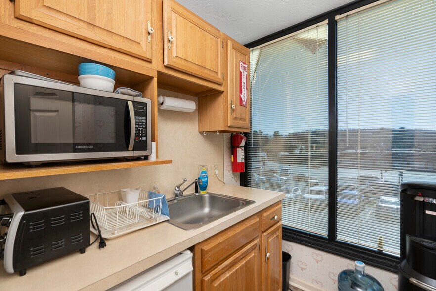 More Photos Of 829 Greenville Ave, Staunton Office For Sale