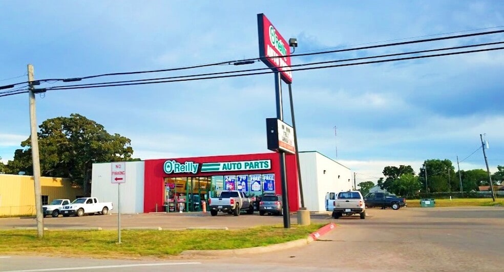 Primary Photo Of 1942 E Austin St, Giddings Auto Repair For Sale