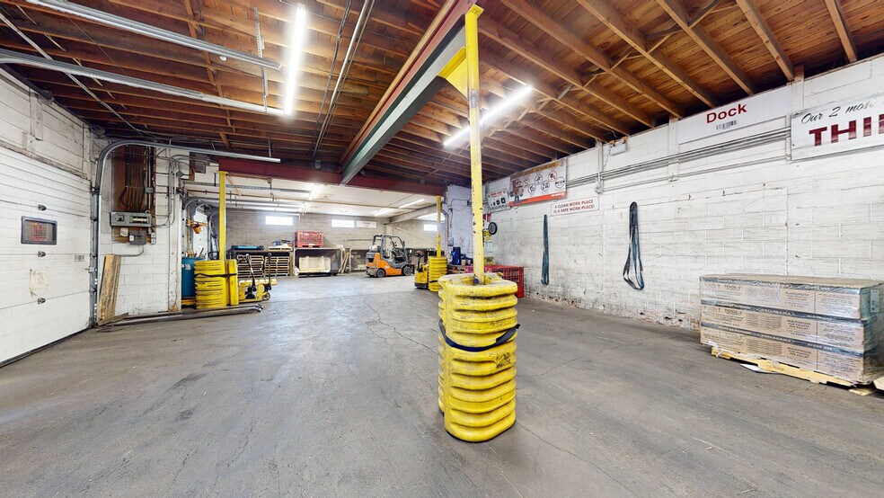 More Photos Of 662 15 St SW, Medicine Hat Industrial For Sale