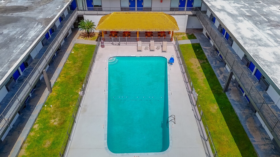 More Photos Of 110 E Highway 6, Alvin Hotel For Sale