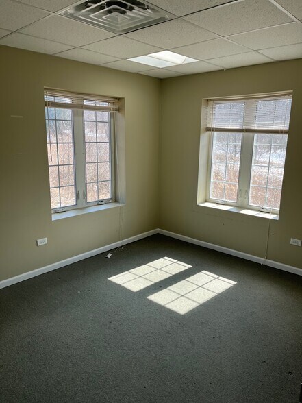 More Photos Of 3341 Hobson Rd, Woodridge Unknown For Lease