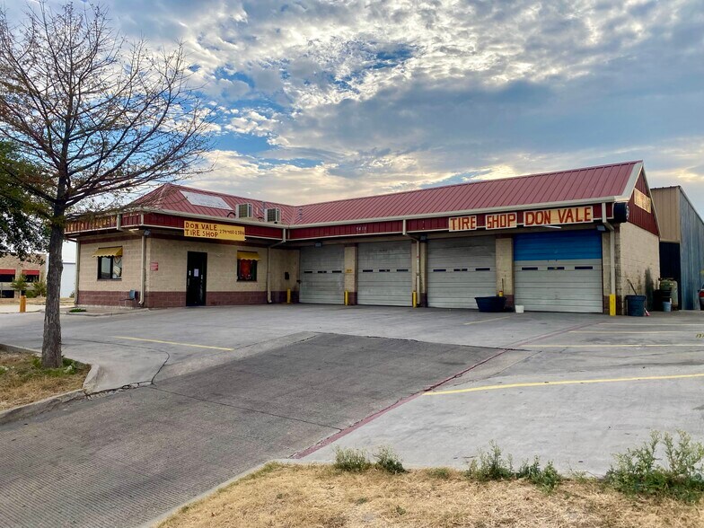 More Photos Of 9415 S RL Thornton Fwy, Dallas General Retail For Sale