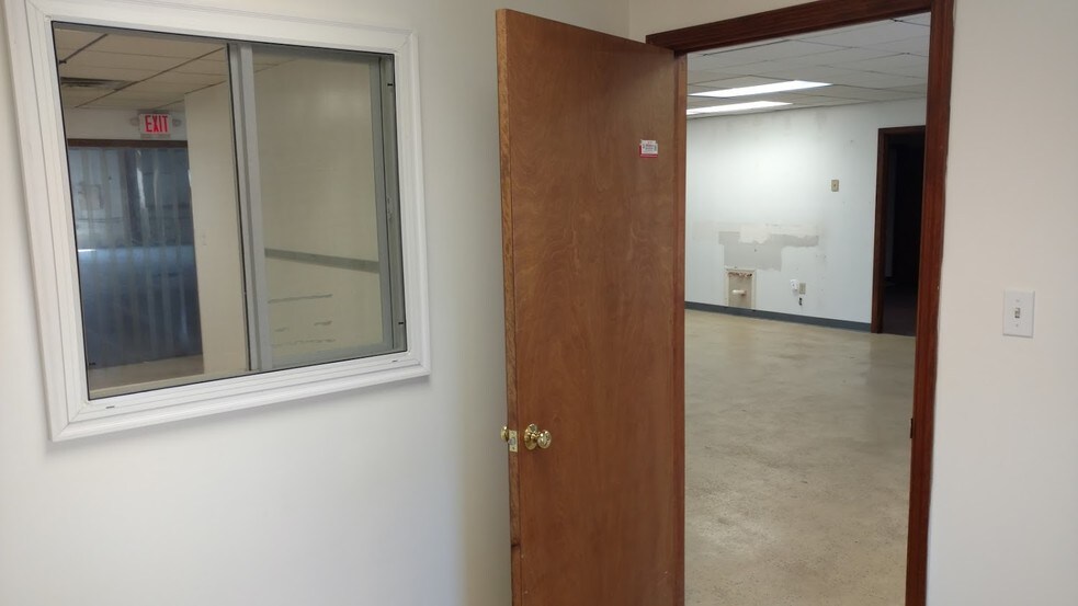 More Photos Of 400-460 Fame Rd, Dayton Light Distribution For Lease