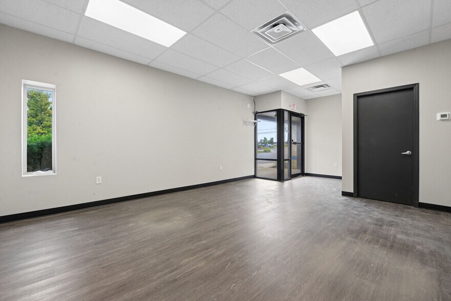 More Photos Of 8350 Industrial Pky, Plain City Warehouse For Lease