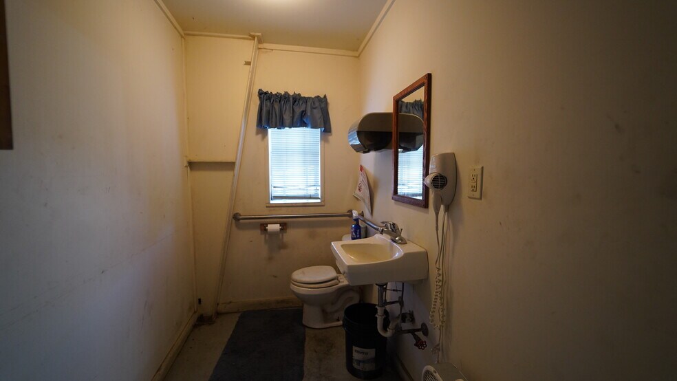 More Photos Of 477 Lytton St, Troutman Manufacturing For Sale