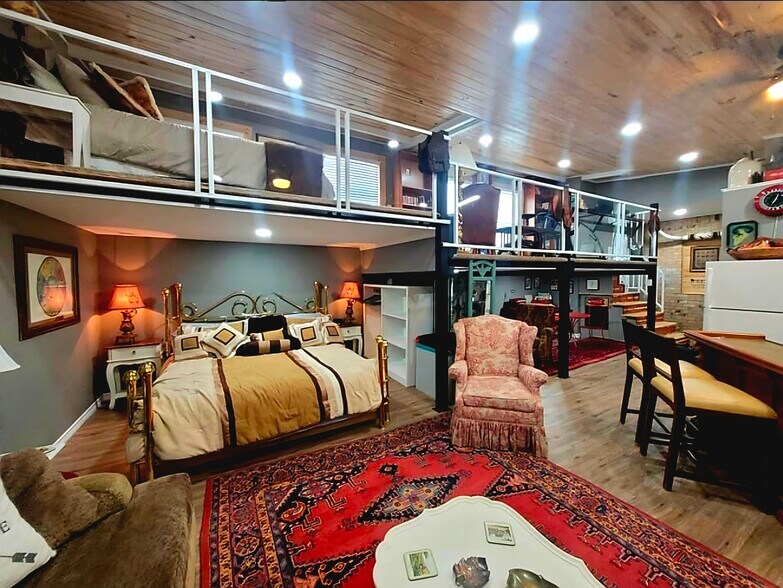 More Photos Of 906 S Main St, Lindale Light Distribution For Sale