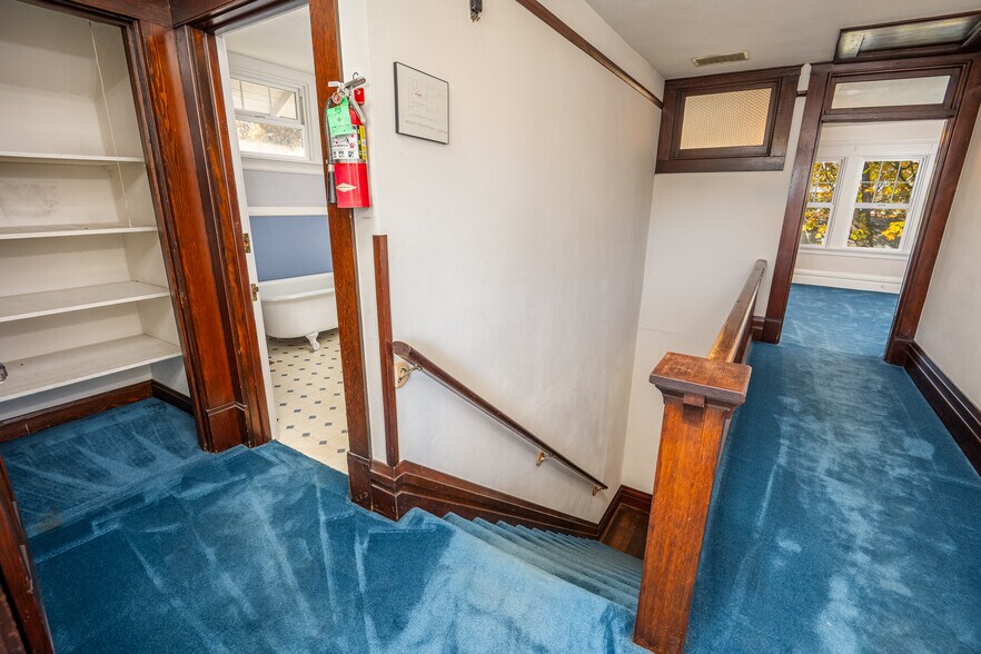 More Photos Of 990 W 7th Ave, Eugene Office For Sale