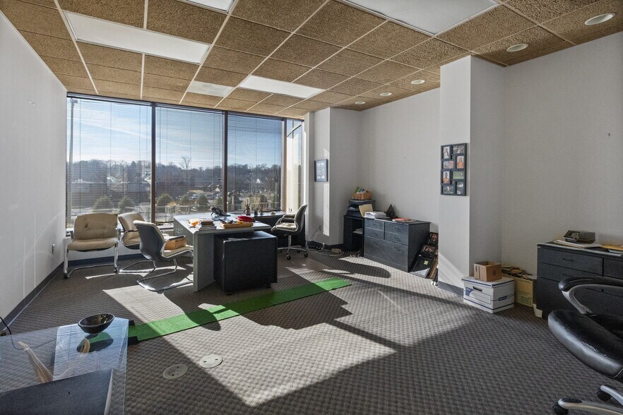 More Photos Of 1989-1999 E Stone Dr, Kingsport Office For Sale