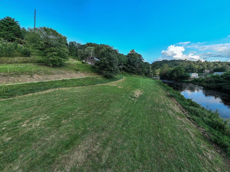 More Photos Of 371 Riverview Dr, Waynesville Manufactured Housing Mobile Home Park For Sale