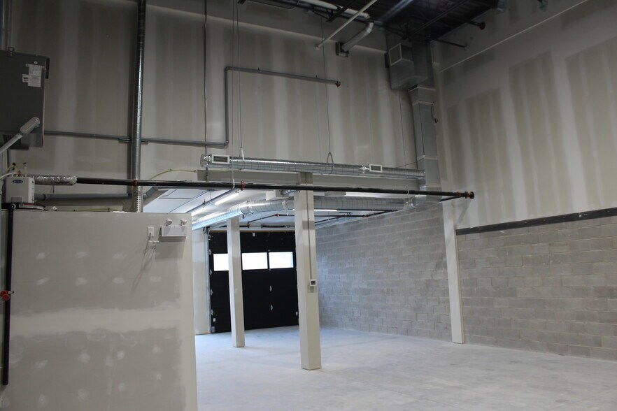 More Photos Of 585 Hanlon Creek Blvd, Guelph Showroom For Lease