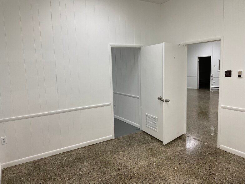 More Photos Of 163-171 W Wyoming Ave, Philadelphia Warehouse For Lease