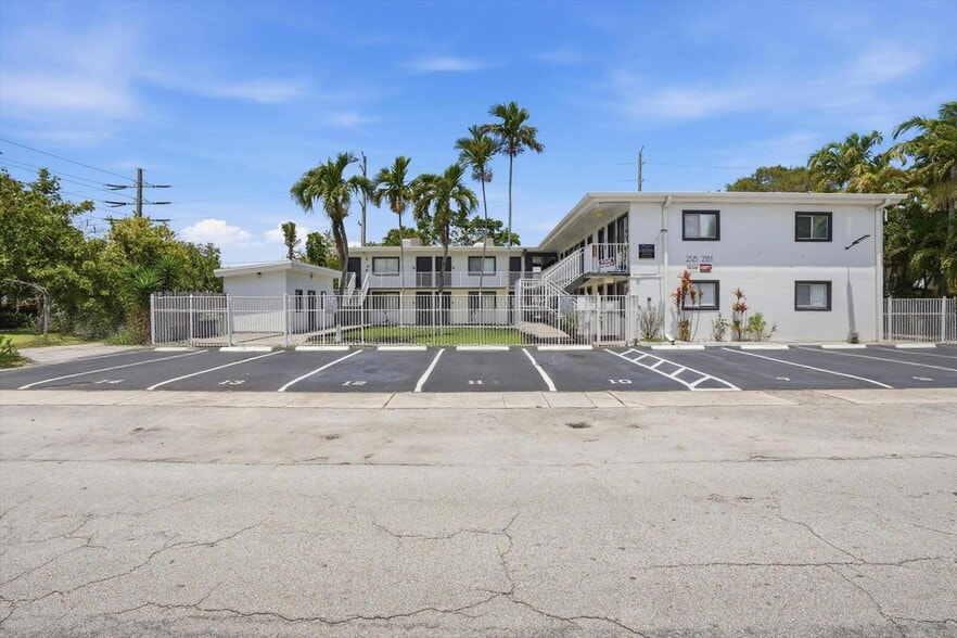 More Photos Of 2325-2331 Arthur St, Hollywood Apartments For Sale