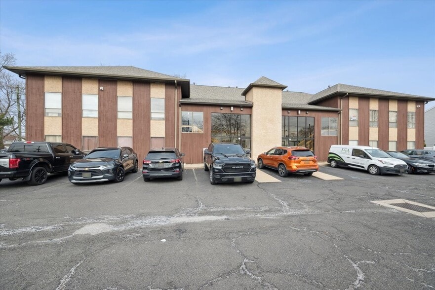 More Photos Of 495 Union Ave, Middlesex Medical For Lease