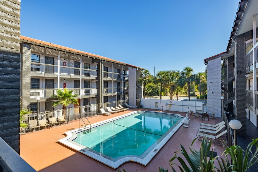 More Photos Of 2904 Melbourne St, Tampa Hotel For Sale