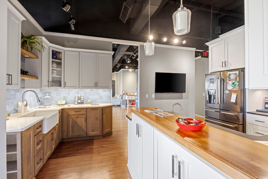 More Photos Of 1930 Deyerle Ave, Harrisonburg Freestanding For Sale