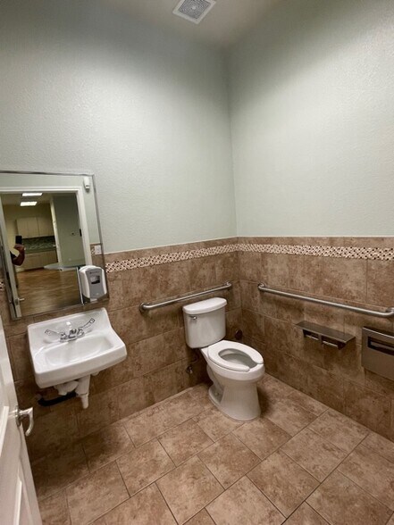 More Photos Of 1920 Corporate Dr, San Marcos Office For Sale