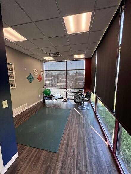 More Photos Of 413 NW Murray Rd, Lee's Summit Flex For Lease