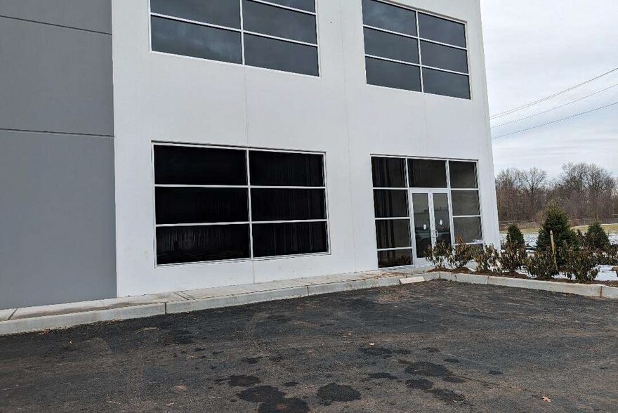 More Photos Of 110 Belmont Dr, Somerset Warehouse For Lease