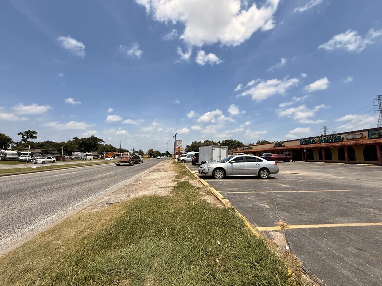 More Photos Of 1310-1312 N Wayside Dr, Houston Restaurant For Lease