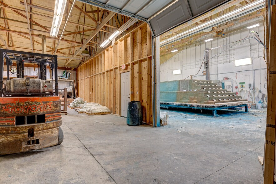 More Photos Of 3090 W Cook Rd, Grand Blanc Showroom For Sale