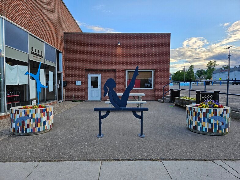 More Photos Of 815 N 1st Ave, Great Falls Auto Dealership For Lease