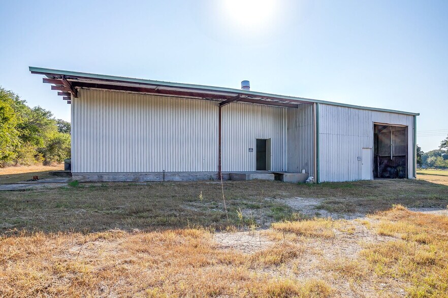 More Photos Of 3550 N Main St, Cleburne Industrial For Sale