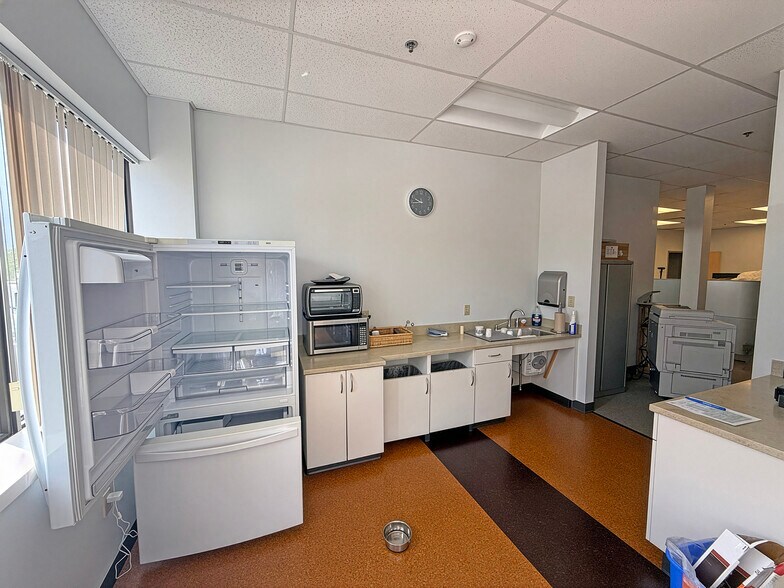 More Photos Of 170 Commerce Way, Portsmouth Office For Lease