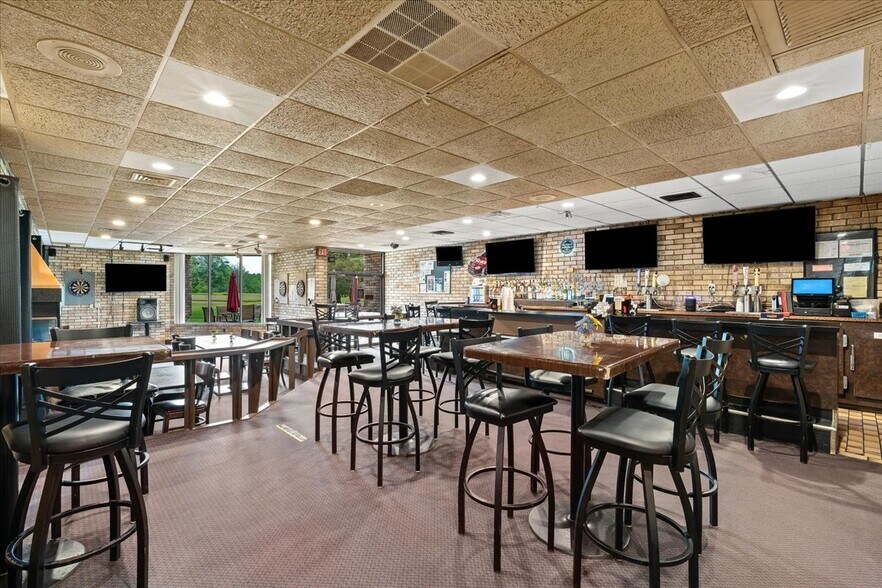 More Photos Of 2140 Fairway Dr, Davison Sports And Entertainment For Sale