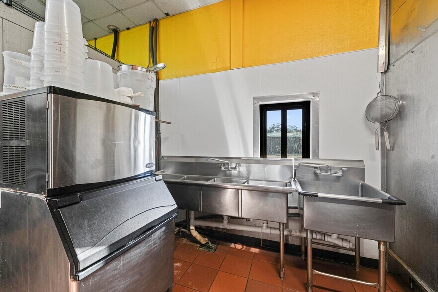 More Photos Of 918 W Plantation Dr, Clute Restaurant For Sale
