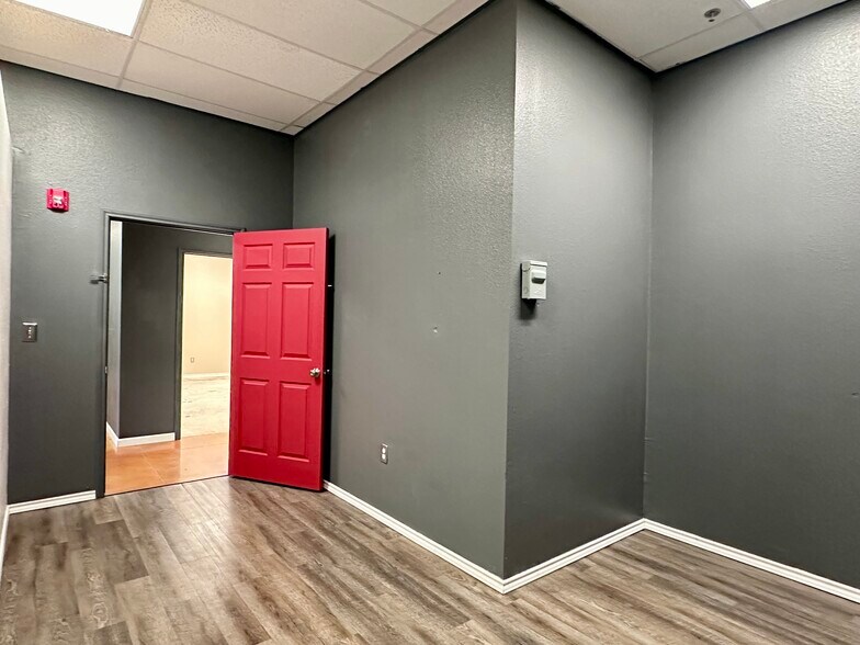 More Photos Of 8142 Shin Oak Dr, San Antonio Unknown For Lease