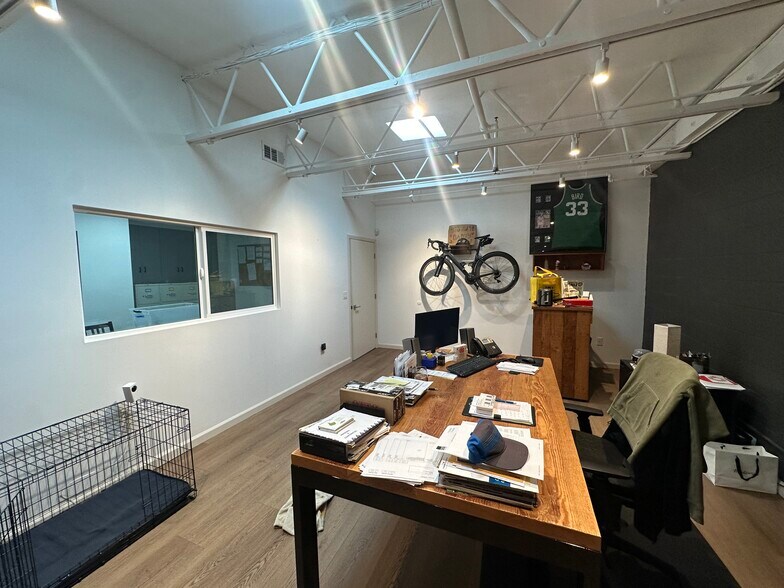 More Photos Of 3018 N North Coolidge Ave, Los Angeles Specialty For Lease