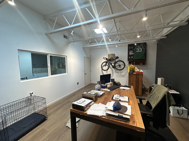 More Photos Of 3018 N North Coolidge Ave, Los Angeles Office For Lease