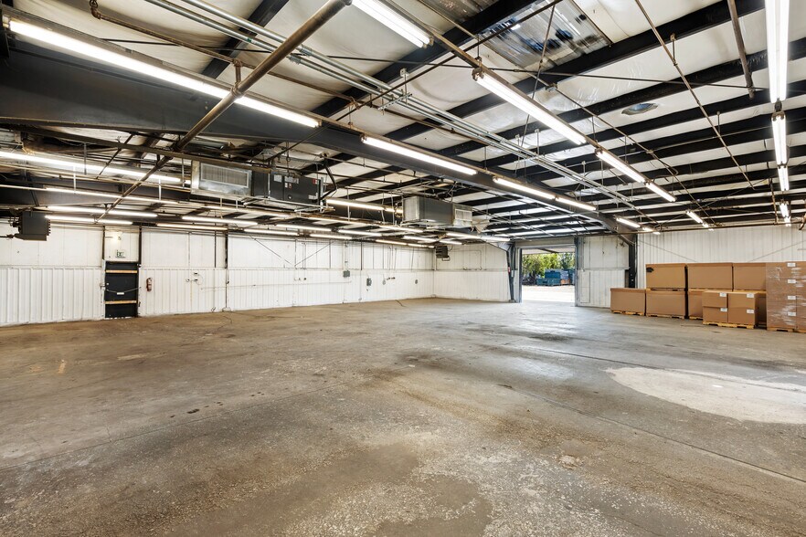More Photos Of 1570 W Mission Blvd, Pomona Manufacturing For Lease