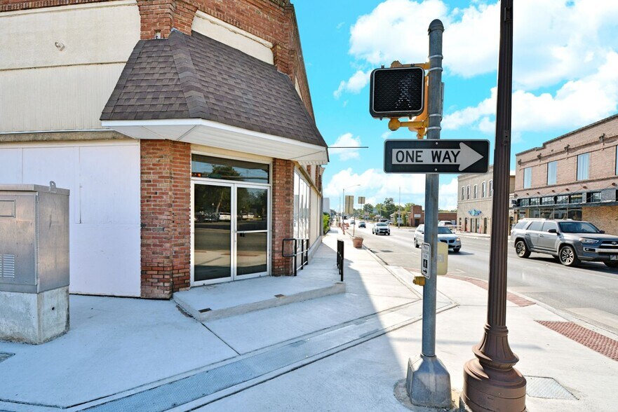 More Photos Of 200 E Court St, Seguin General Retail For Sale