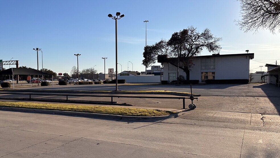 More Photos Of 558 S Central Expy, Richardson Office For Sale