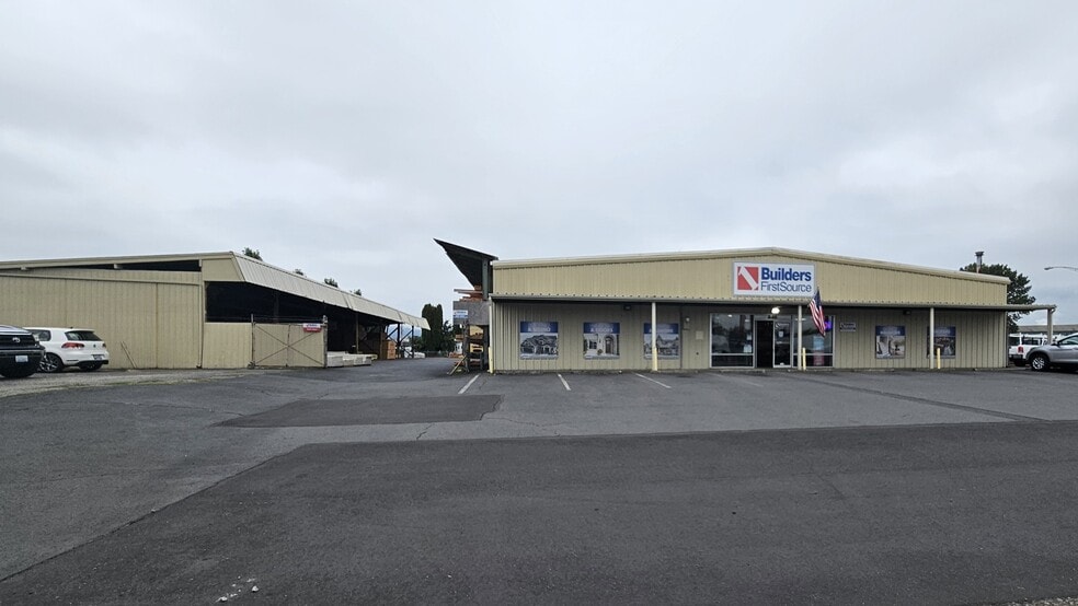 More Photos Of 642 Commerce Ave, Longview Lumberyard For Lease