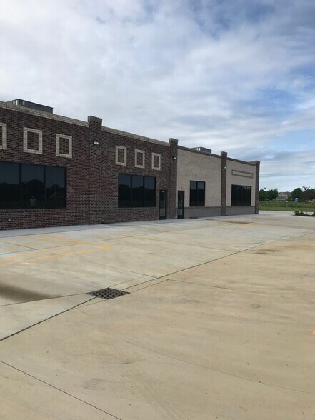 More Photos Of 5720 Pebble Village Ln, Noblesville Storefront Retail Office For Lease