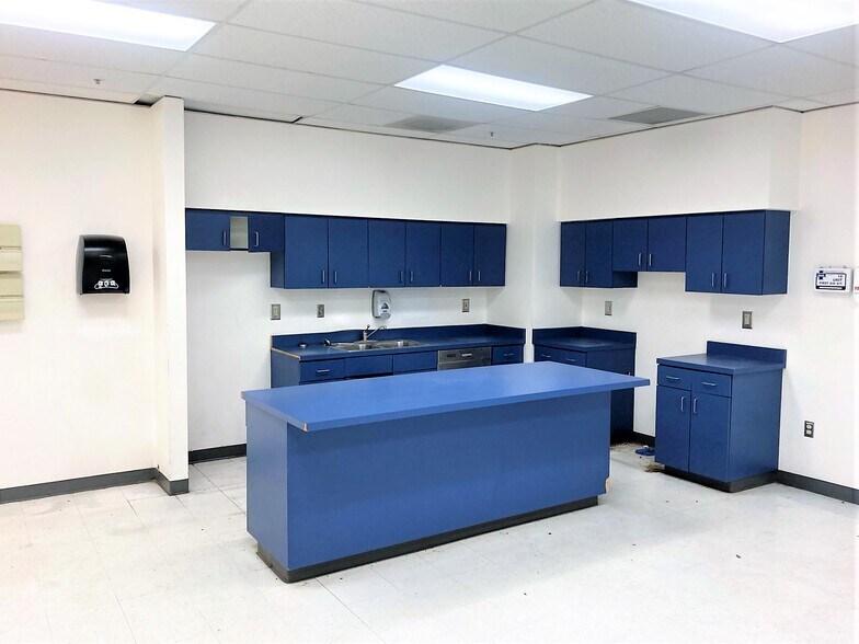 More Photos Of 6868 S Plumer Ave, Tucson Flex For Lease