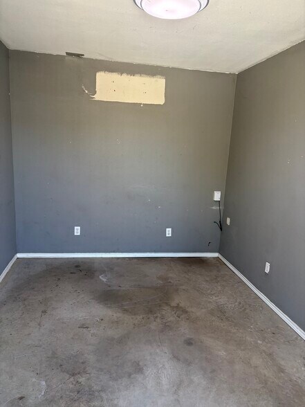 More Photos Of 4910 Roadrunner Rd, Fort Worth Showroom For Lease