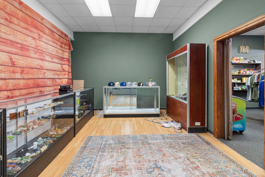 More Photos Of 114-118 E Calhoun St, Woodstock Freestanding For Lease