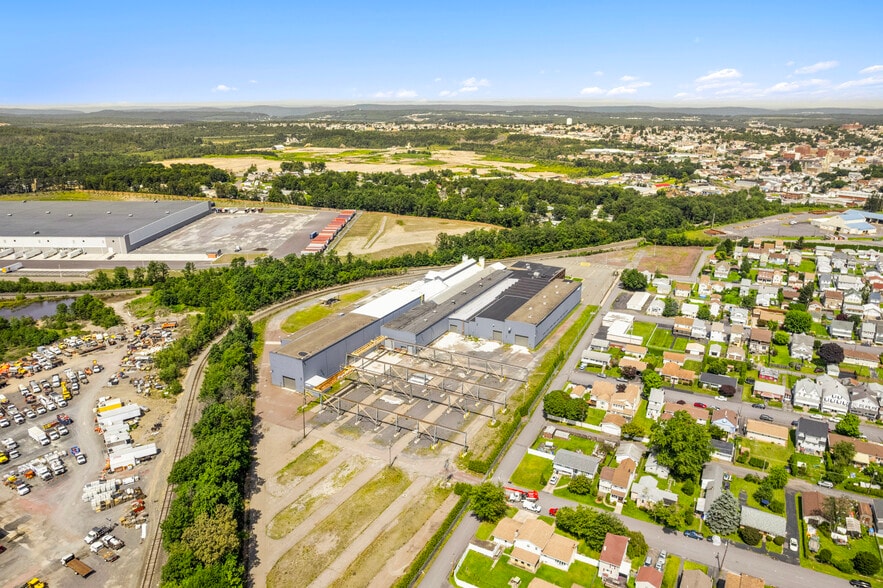 More Photos Of 101 Carleton Ave, Hazleton Manufacturing For Sale