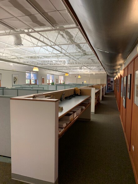 More Photos Of 103 Schelter Rd, Lincolnshire Loft Creative Space For Lease