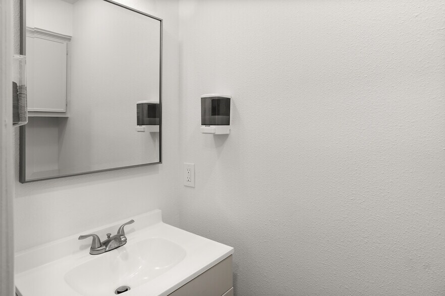 More Photos Of 1807 Grand Ave, Liberty Office For Lease