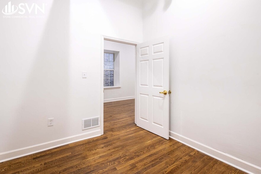 More Photos Of 127-129 W Main St, Lexington Storefront Retail Office For Lease