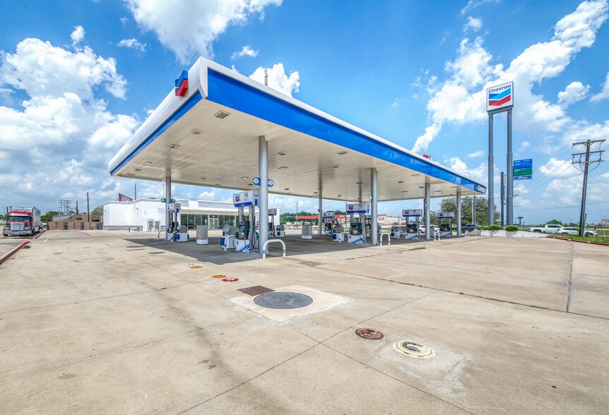 More Photos Of 708 N US Hwy 77, Schulenburg Service Station For Sale