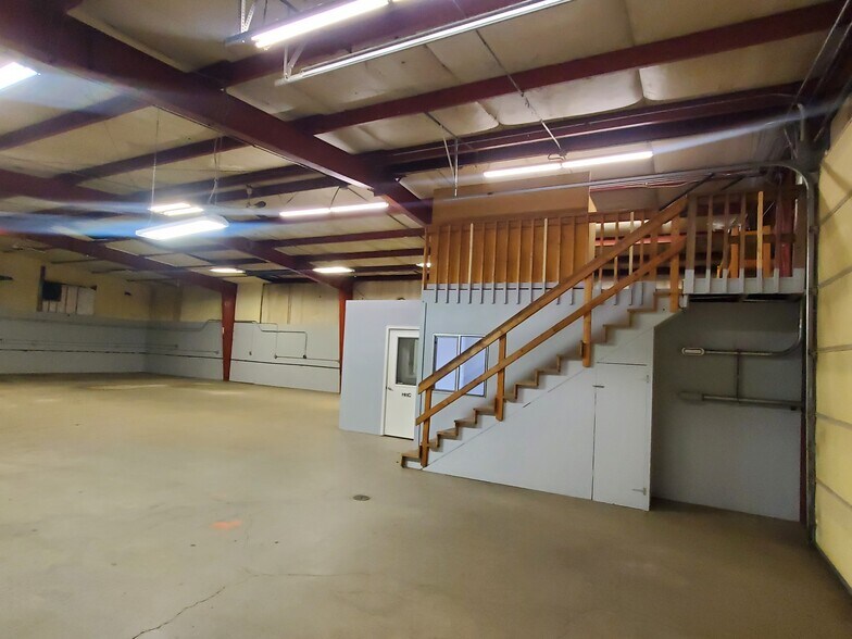 More Photos Of 1390 Commercial Way, Clarkston Manufacturing For Sale