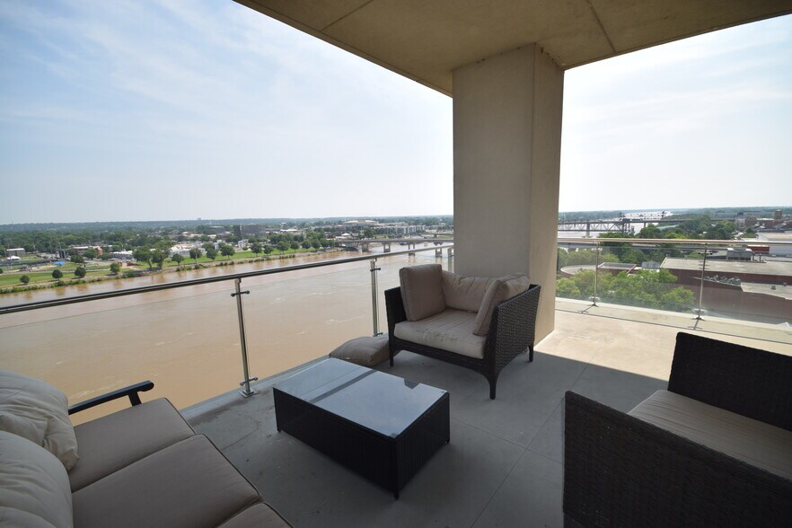 More Photos Of 5 Statehouse Plz, Little Rock Office For Sale