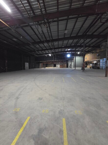 More Photos Of 1107 N Thomas Ave, Leesburg Warehouse For Lease