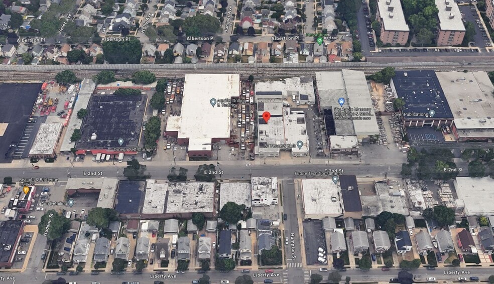 More Photos Of 65 E 2nd St, Mineola Warehouse For Lease